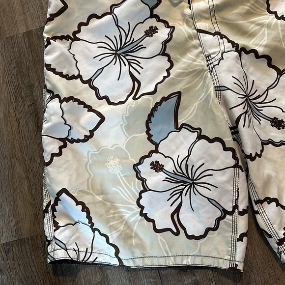 MOSSIMO BORAD SHORTS SIZE(34) - Picture 2 of 7